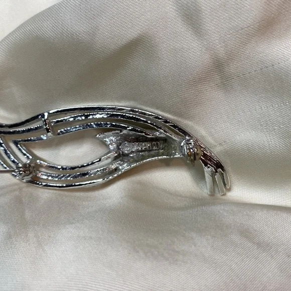 Sarah Cov Pin 🩶 - Picture 4 of 5